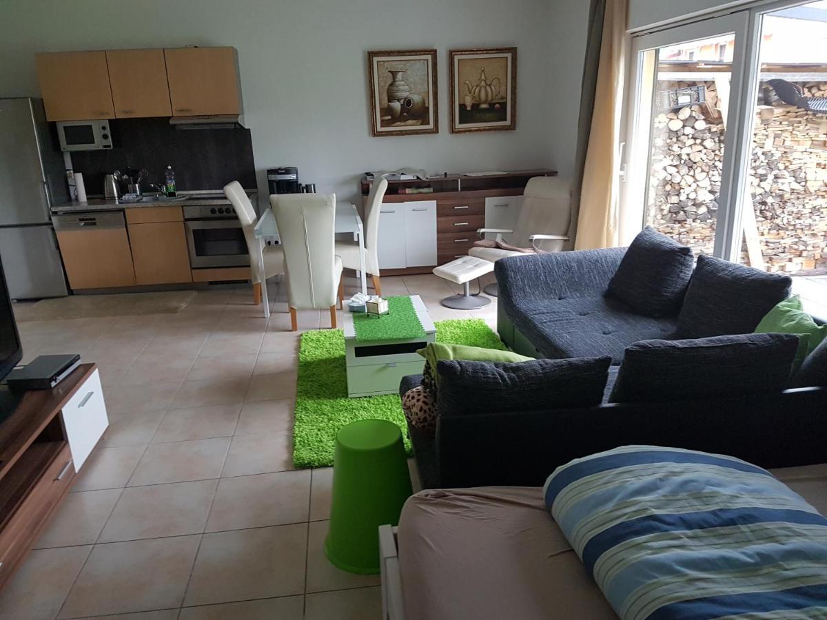 Apartamento Ebenerdig Mit Terrasse & Garten, Wlan & Parkplatz! Self Check-In & Check-Out! Schwedenofen! Auggen Exterior foto